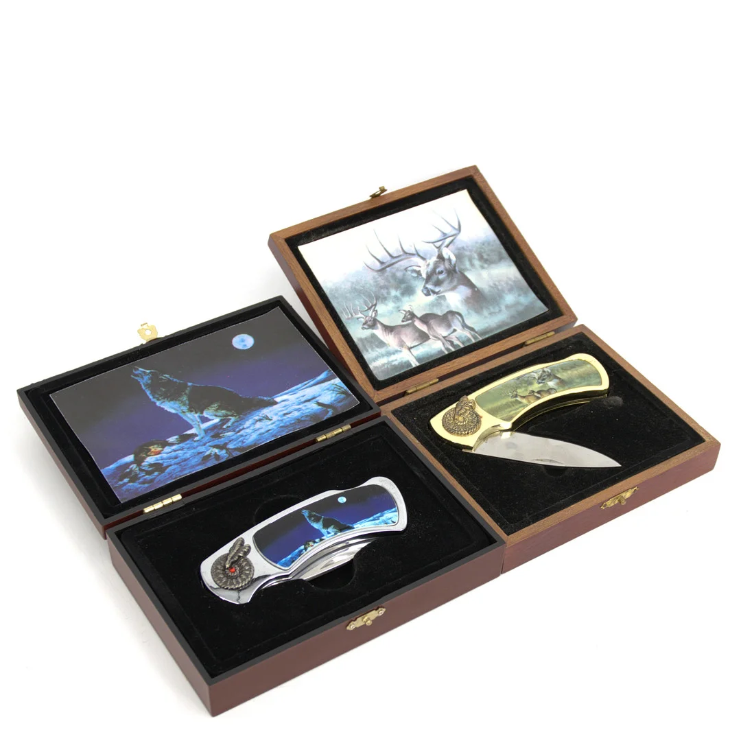 FÄLLKNIVAR, 2 st, rostfritt stål, mässing, nutida. — Edged weapons — Höganäs Auktionsverk