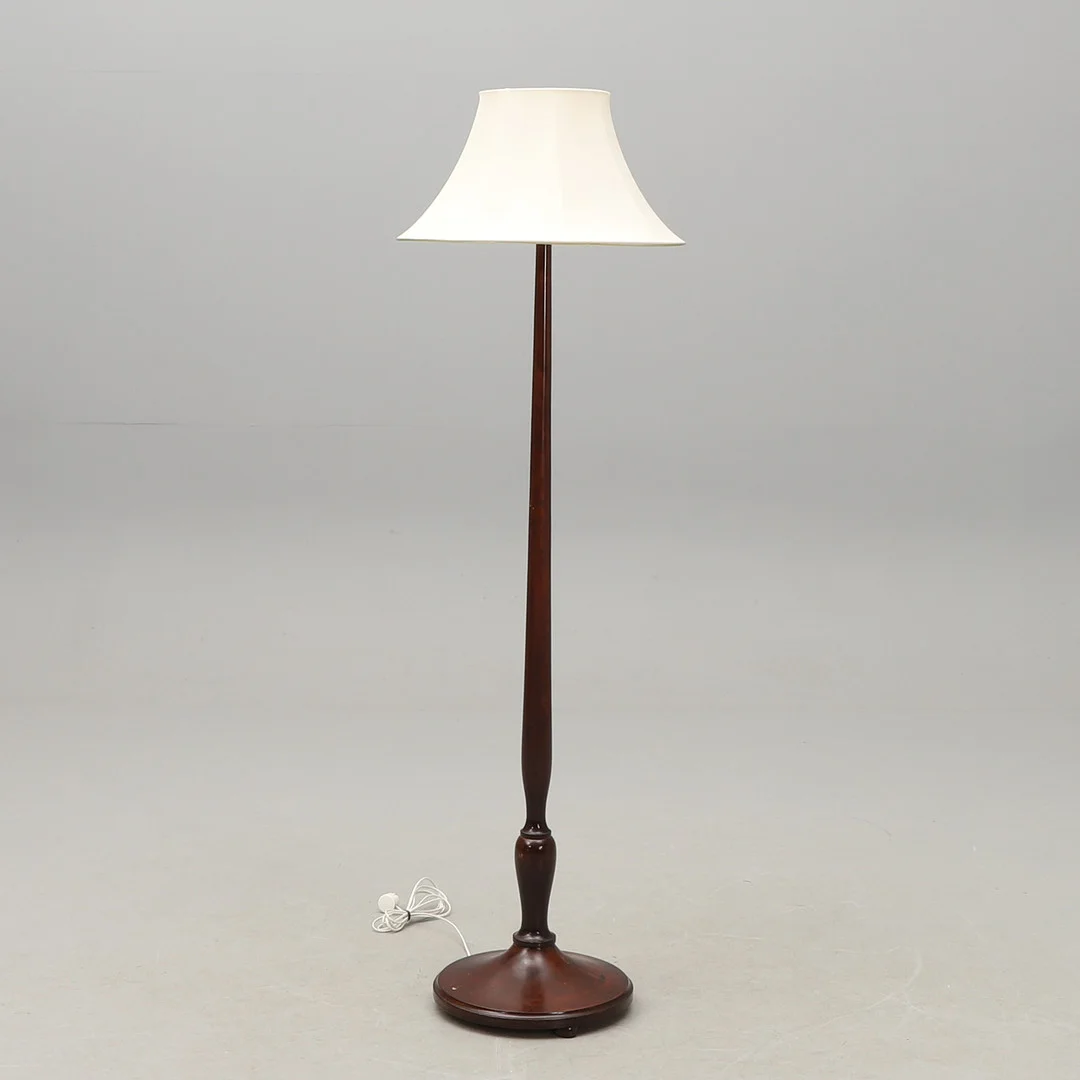 GOLVLAMPA. 1900-talets andra hälft. — Floor lights — Crafoord Auktioner Malmö