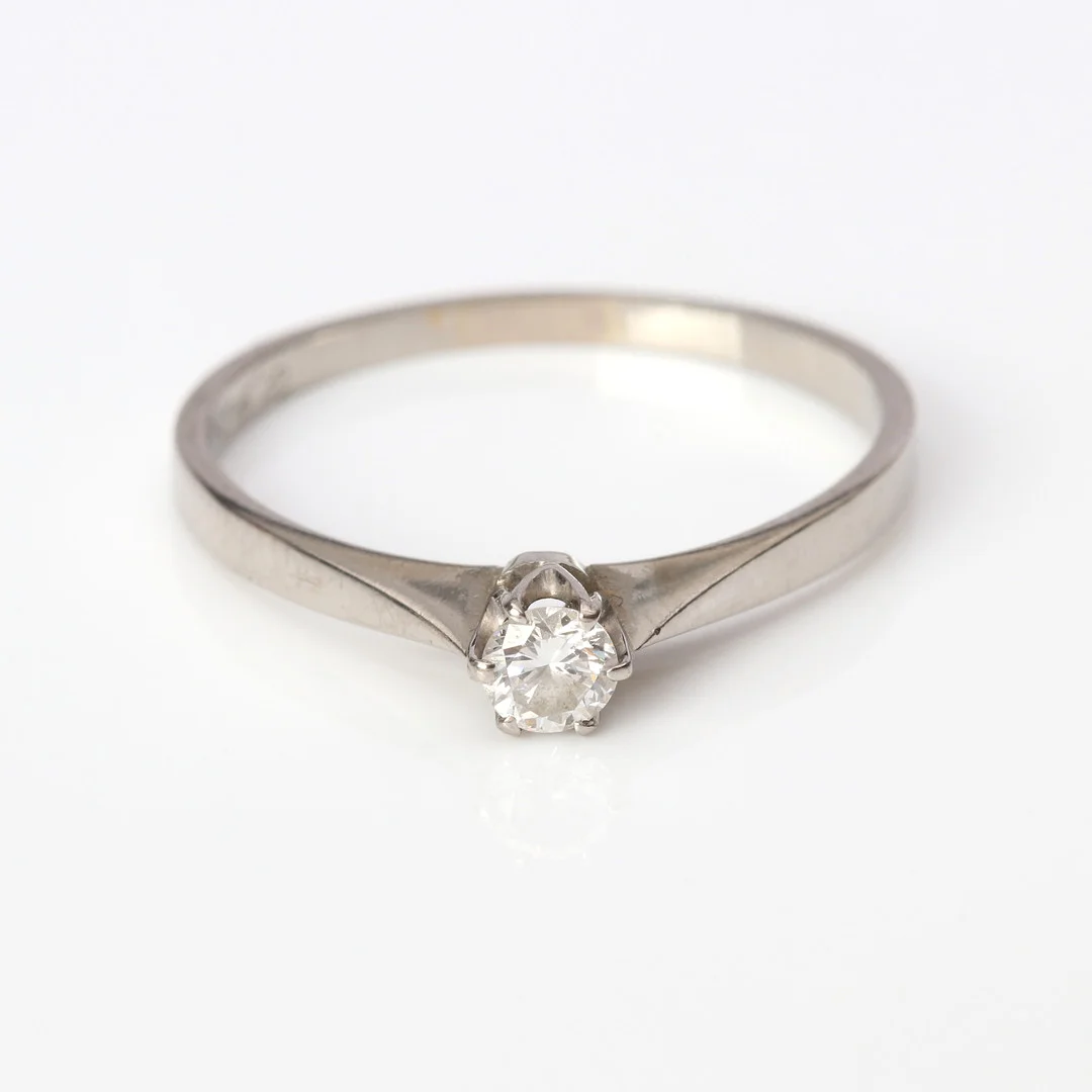 DIAMANTRING 18K ca 0,18 ct. — Rings — Skånes Auktionsverk