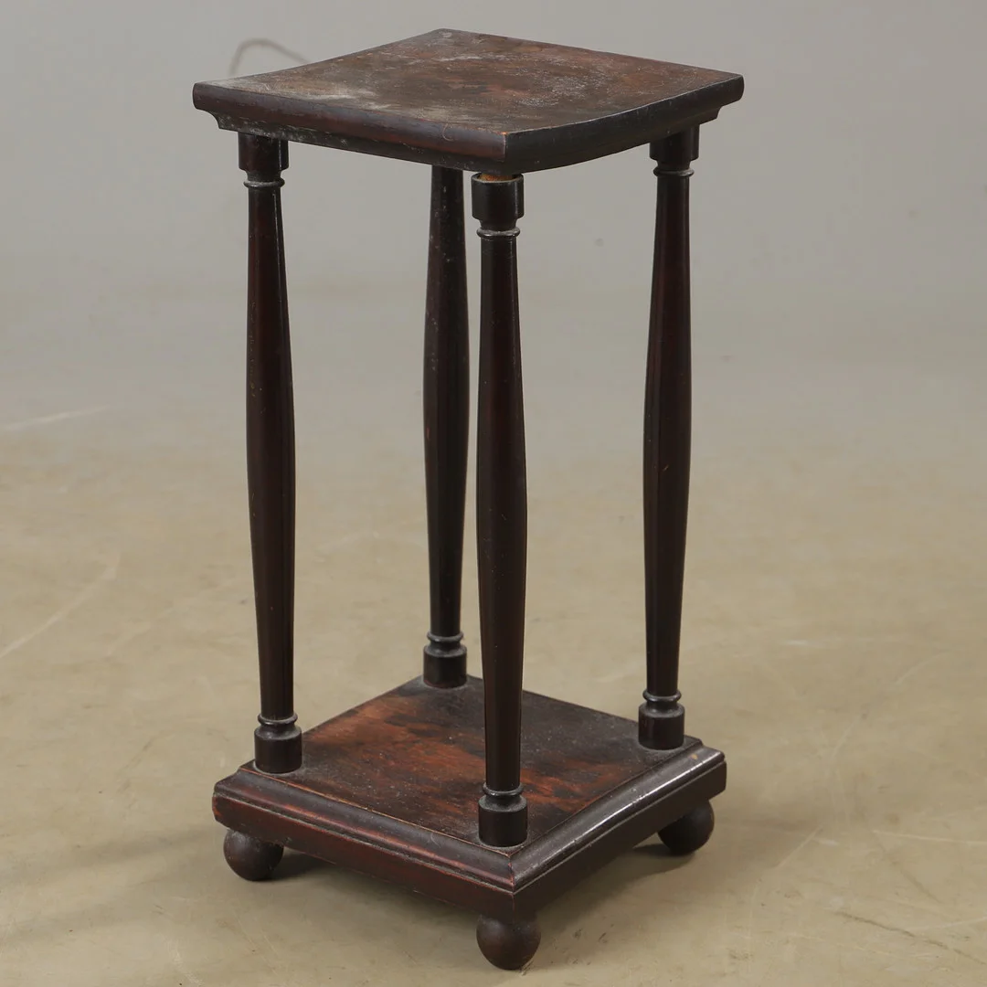 PIEDESTAL, mörkbetsat trä, 1900-tal. — Tables — Helsingborgs Auktionskammare