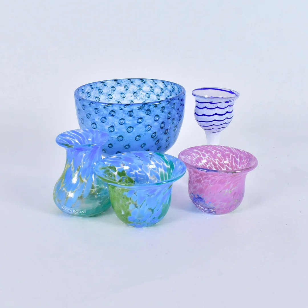 PARTI GLASFÖREMÅL, 5-delar, Ulrica Hydman Vallien samt Bertil Vallien, Kosta Boda. — Art glass — Halmstads Auktionskammare
