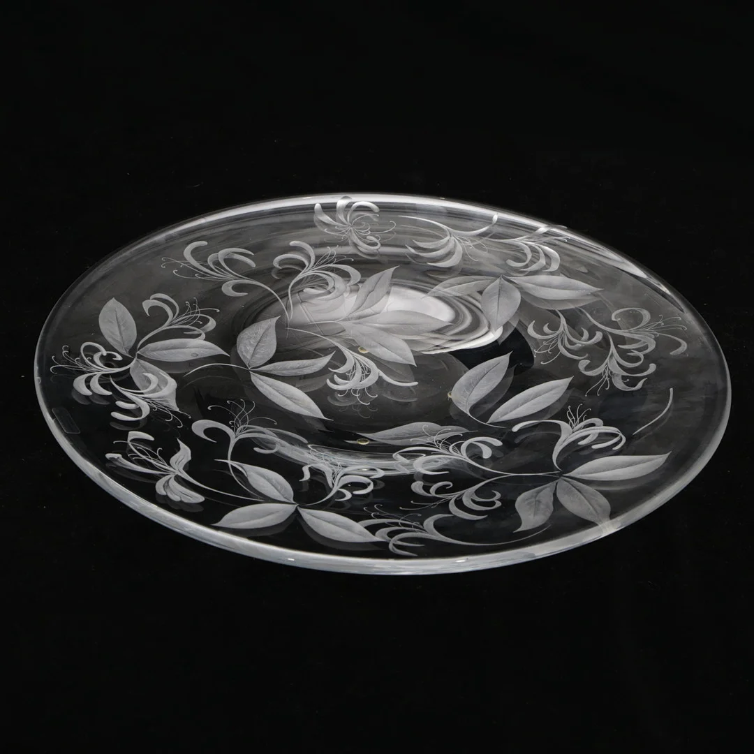 LAILA VON WENDEL. FAT, glas, slipat, blomdekor, signerat. — Art glass — Kalmar Auktionsverk
