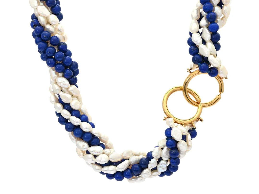 TIFFANY & CO, collier, 18K guld, odlade sötvattenspärlor, lapis lazuli, Paloma Picasso, år 1983, längd 38,5 cm, vikt 84,4 g, kuvertetui och ytterkartong. — Smycken/Collier — Kaplans