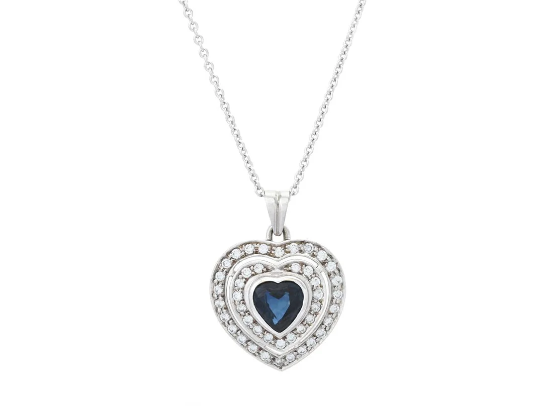 HÄNGE, 18K vitguld, hjärtslipad safir, briljantslipade diamanter 0,50 ctv, TW/VS-SI, hängets höjd 23 mm, längd 42-45 cm, vikt 7,5 g — Smycken/Hänge med kedja — Kaplans