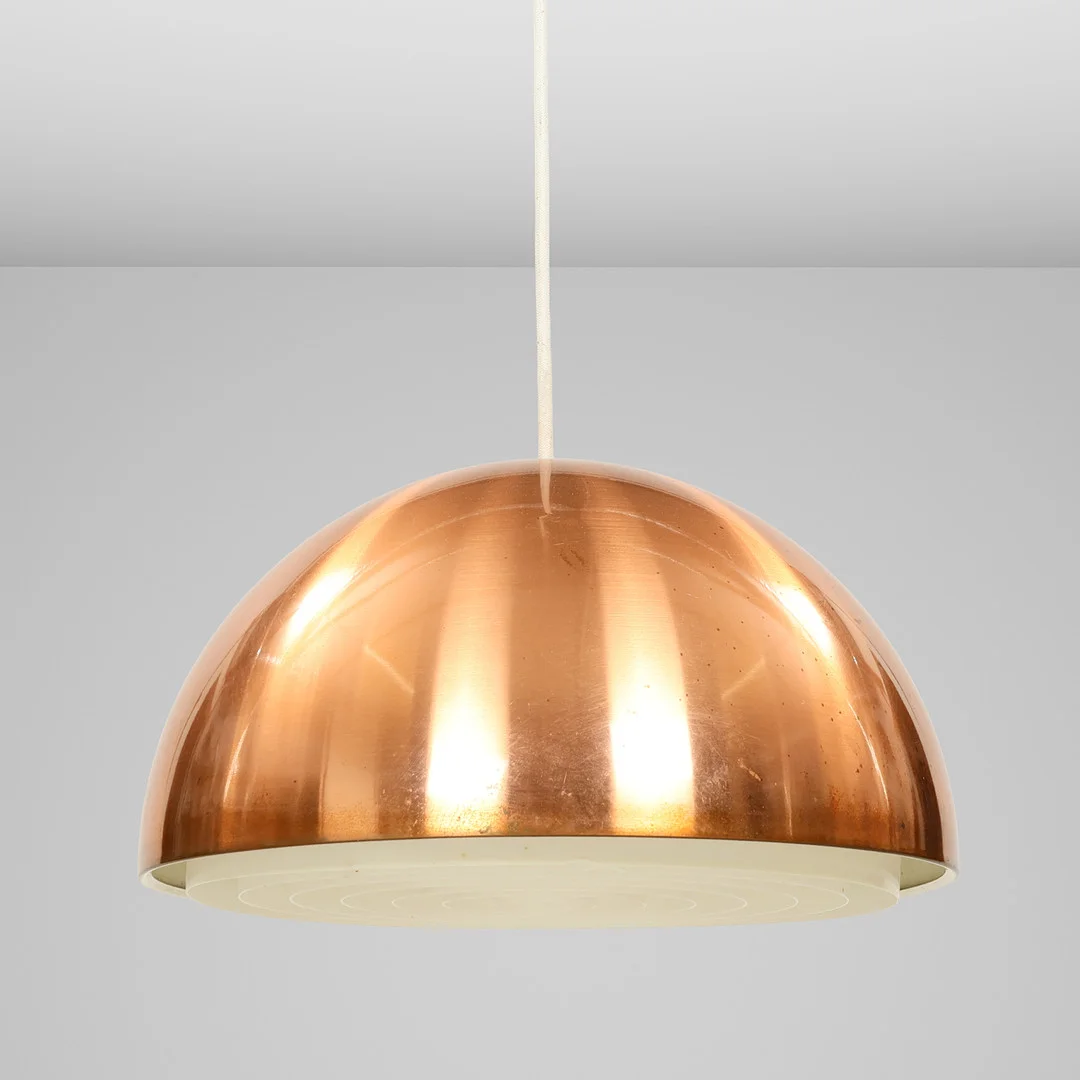 VILHELM WOHLERT & JØRGEN BO. "Louisiana" pendel, model 16551, skærm af mat kobber med indvendig ringgitter af lys nylon, Louis Poulsen, Danmark, 1960'erne. — Ceiling lights — Palsgaard Kunstauktioner