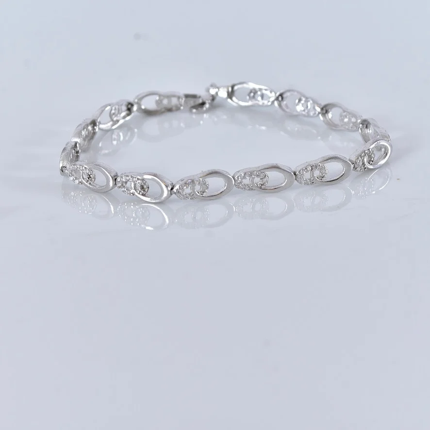 ARMBAND, med vita stenar, sterlingsilver. — Bracelets — Halmstads Auktionskammare