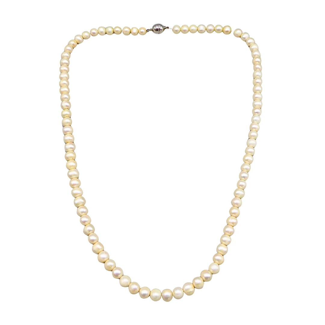 HALSKETTE MIT HELLEN ZUCHTPERLEN UND MAGNETSCHLIESSE. — Necklace — Auktionshaus Stuber's Hammerschlag