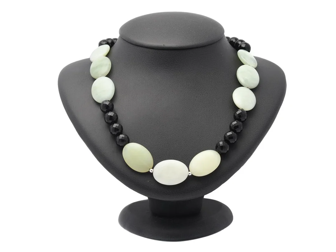 COLLIER, serpentin och fasetterad onyx, lås i sterlingsilver, trädd på vajer, längd 64 cm. — Smycken/Collier — Kaplans
