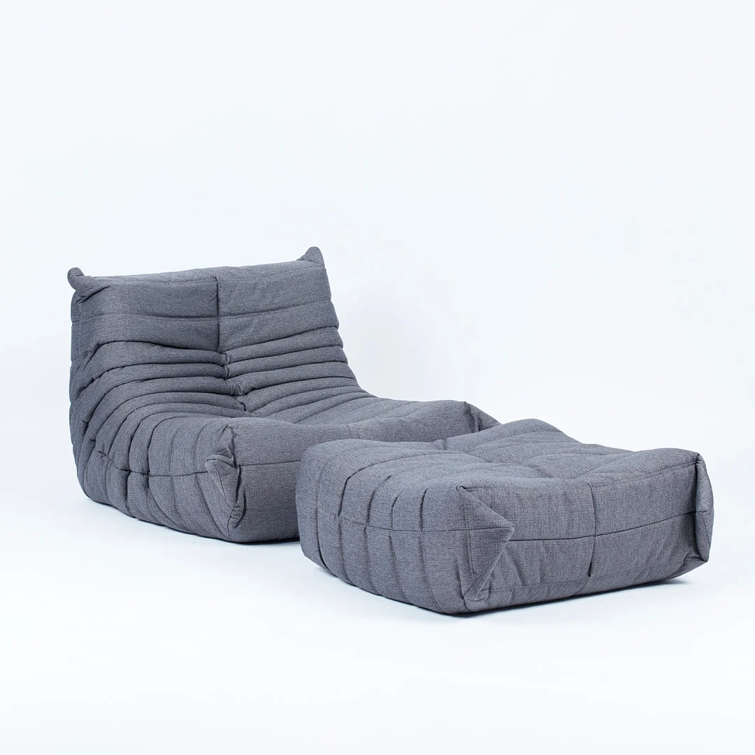 MICHEL DUCAROY. Ligne Roset, Sessel / Lounge Chair mit Ottomane, Modell 'Togo', Textilstoff, Entwurf 1973, Frankreich. (2). — Armchairs & Chairs — Stockholms Auktionsverk Köln