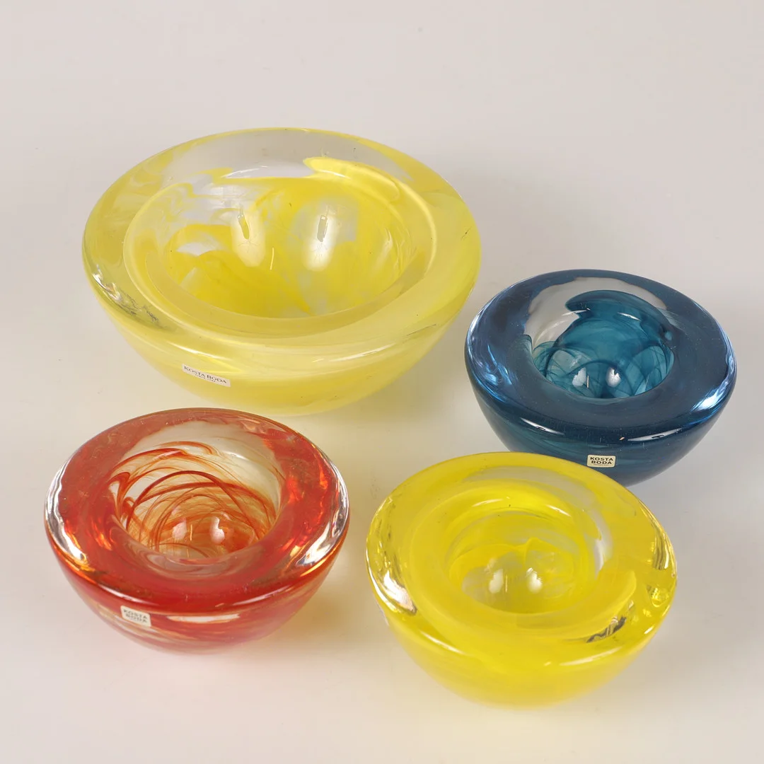 ANNA EHRNER. Skål och ljusstakar, 4 stycken, "Atoll", glas, Kosta Boda. — Utility glass — Helsingborgs Auktionskammare