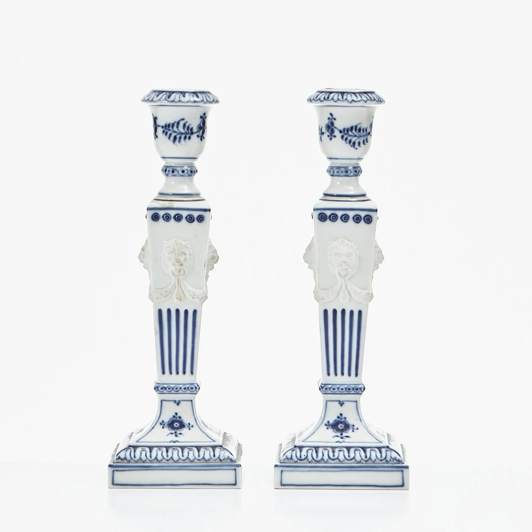 ROYAL COPENHAGEN, "Musselmalet", ljusstakar, ett par, porslin, Danmark, 1960-tal, nr 15. — European — Stockholms Auktionsverk Magasin 5