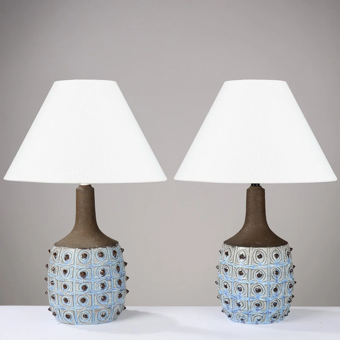 JETTE HELLERØE (B.1940). A pair of sturdy, handmade table lamps in partially blue-glazed stoneware decorated with studs, model 631, Axella, Denmark, 1970s, (2). — Table Lamps — Palsgaard Kunstauktioner