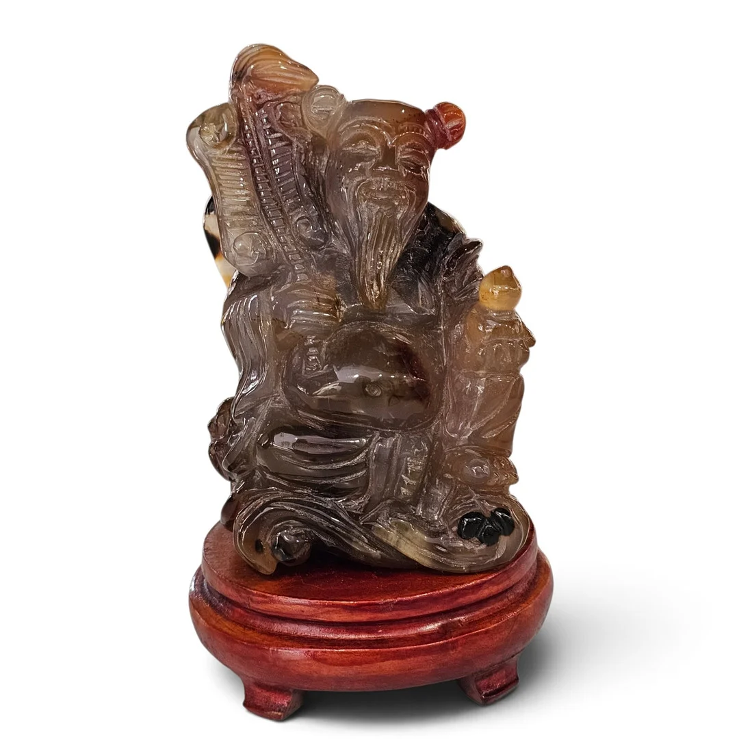 Figura de sabio en ágata tallada con base en madera. — Other — Arce Auctions