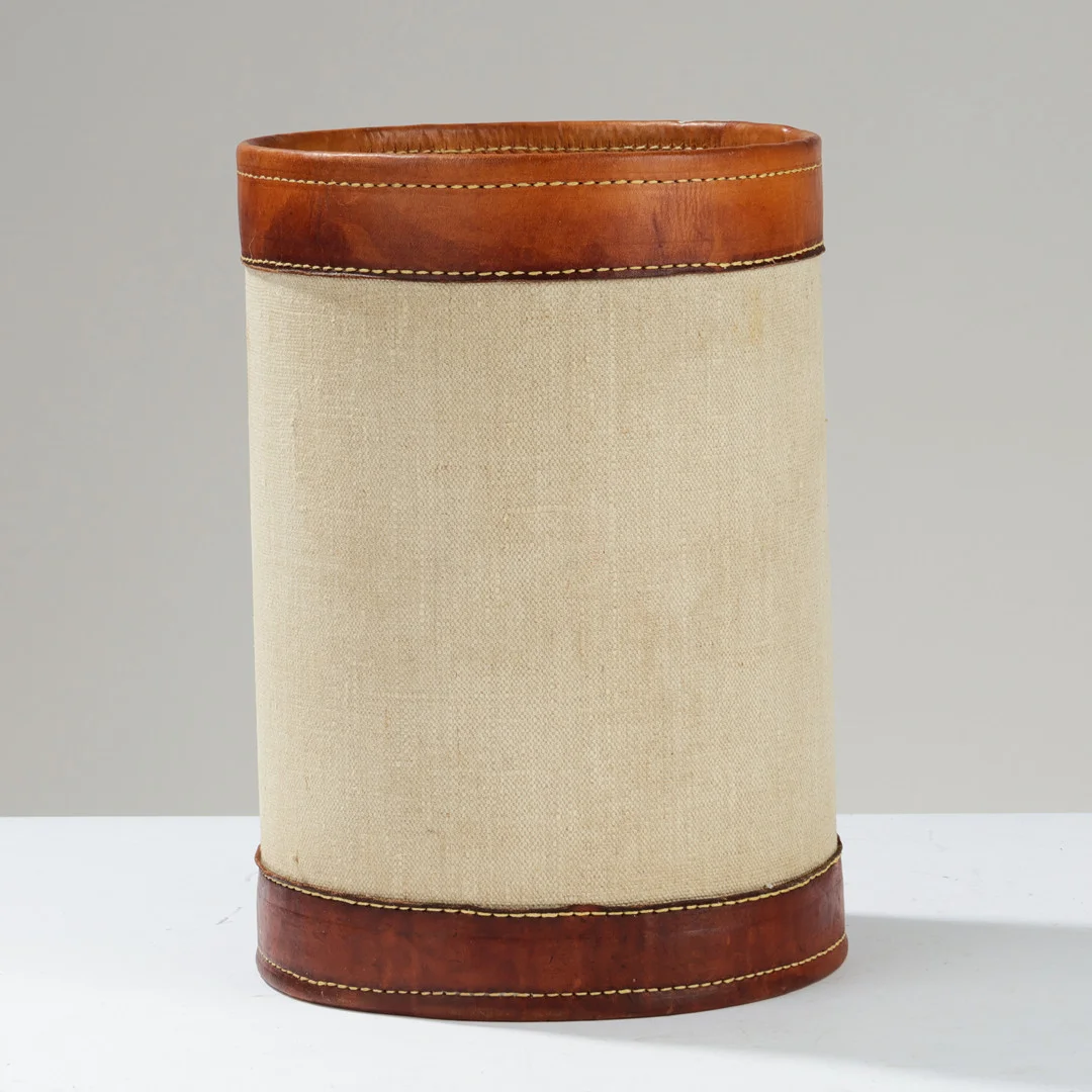 DANSK DESIGN. Papirkurv af brunt læder og lærred, 1960/1970'erne. — Other — Palsgaard Kunstauktioner
