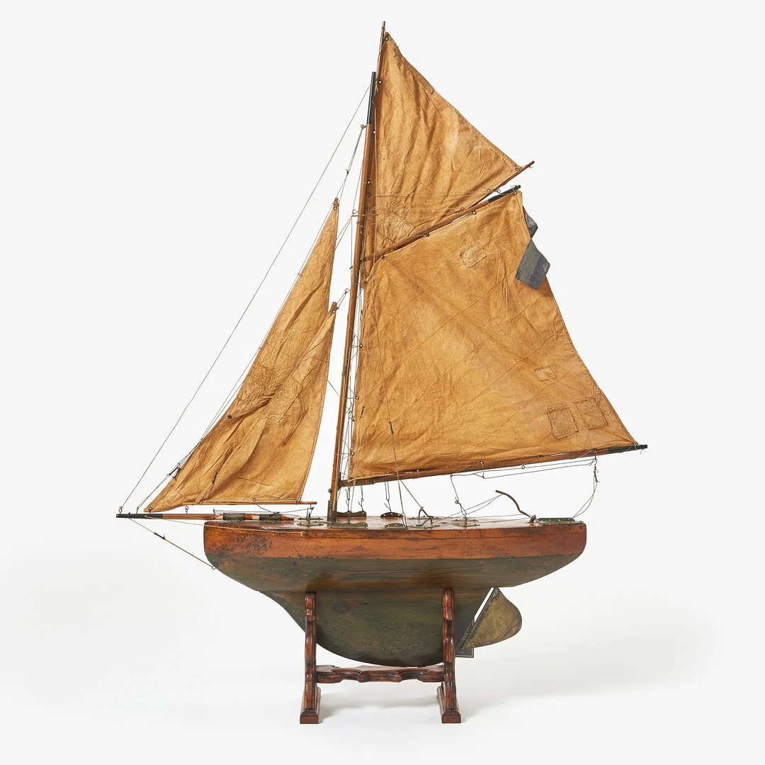 POND YACHT, seglande modell, föreställande slup, blockbyggd, roder och beslag i mässing, sydda segel, engelsk tillverkning, victorianska eran, 1800-talets slut. — Technica & Nautica — Stockholms Auktionsverk Fine Art