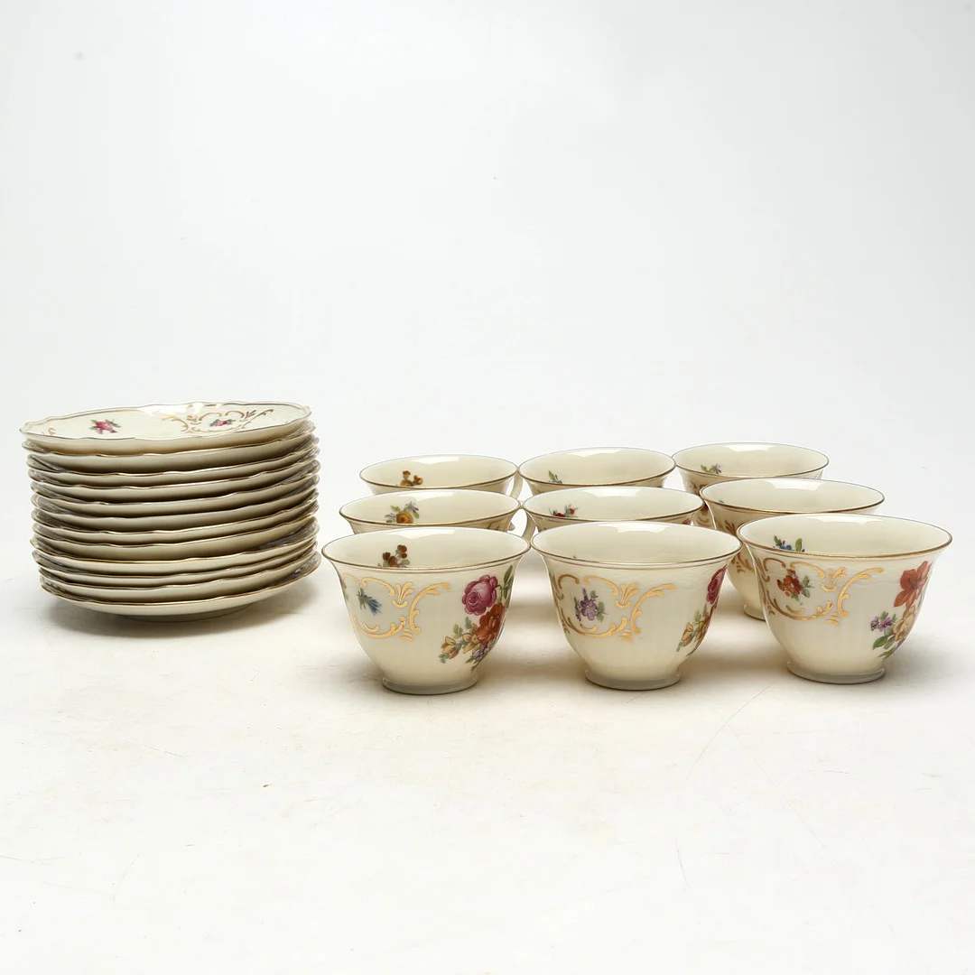 KAFFEKOPPAR, med fat 9 st, extrafat 3 st, porslin, Tjeckoslovakien. — Tableware — Kalmar Auktionsverk