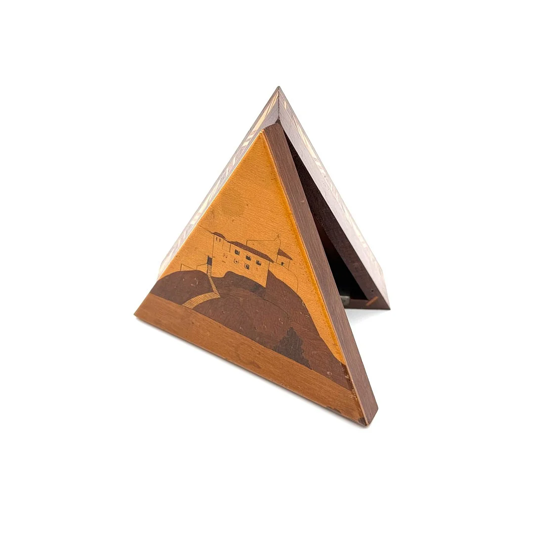DREIECKIGE HOLZDOSE MIT INTARSIENARBEIT. — Miscellaneous — Kunst- und Auktionshaus Kleinhenz