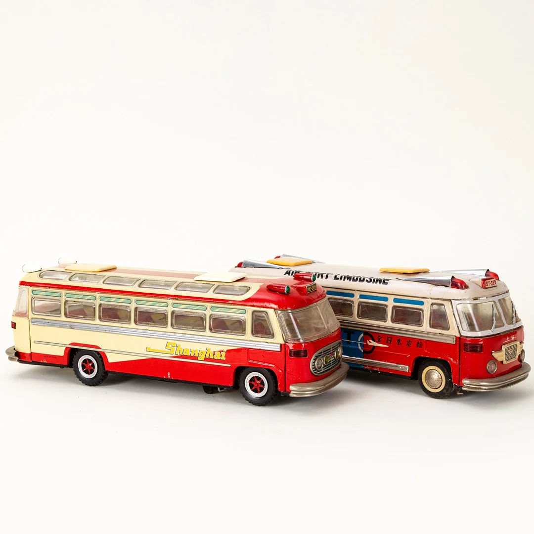 Batteriebetriebene Blechspielzeuge, Airport Limousine und Bus 'Shanghai', 1960-1970er Jahre (2). — Model cars — Stockholms Auktionsverk Hamburg