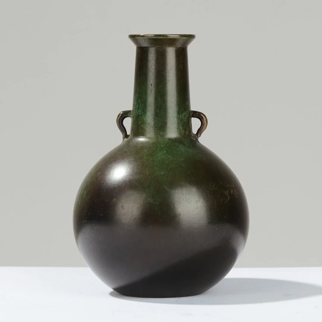 Just Andersen. Lille vase af patineret bronze. Dessin nr. B. Danmark. — Other metals — Palsgaard Kunstauktioner