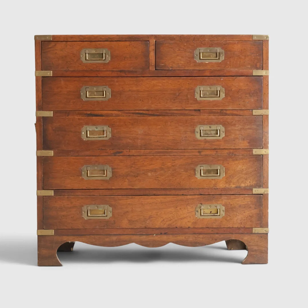 Engelsk kommode af mahogni med beslag af patineret messing, front med seks skuffer. 'Military' style. 20. årh. — Chests of drawers — Woxholt Auktionshus