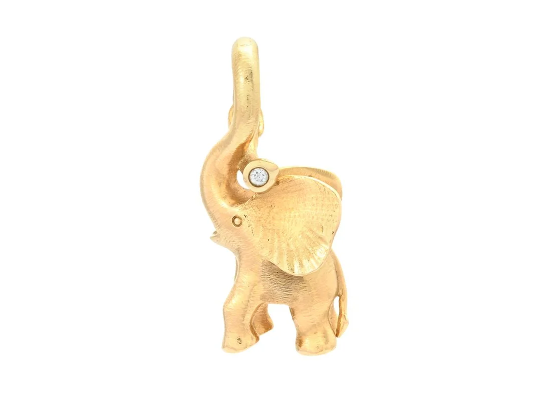 OLE LYNGGAARD, hänge, elephant pendant medium, 18K guld, briljantslipad diamant 0,01 ct, TW/VS, höjd 25 mm, vikt 6,2 g, påse, etui. — Smycken/Hänge — Kaplans