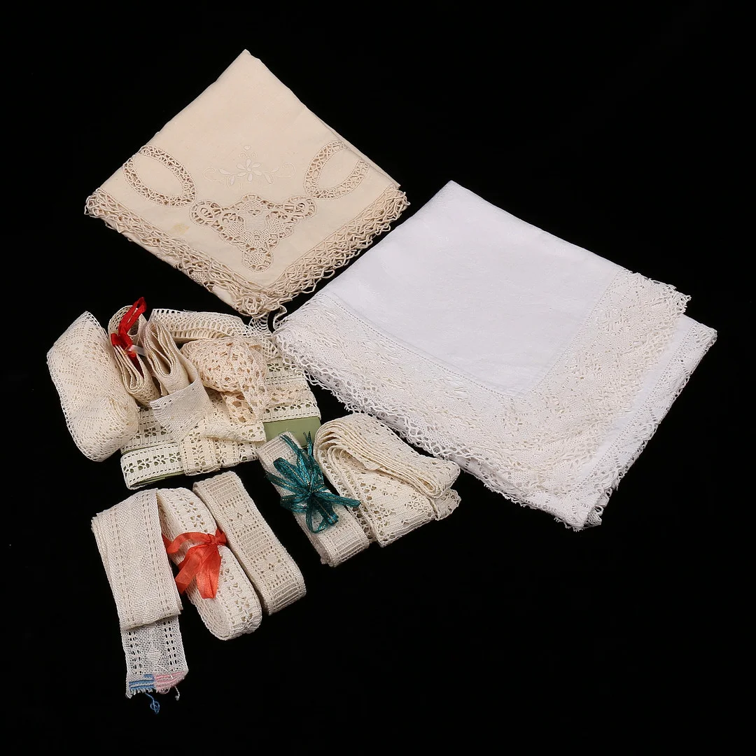 KNYPPLAD SPETS samt DUKAR med spets. — European Carpets & Textiles — Växjö Auktionskammare