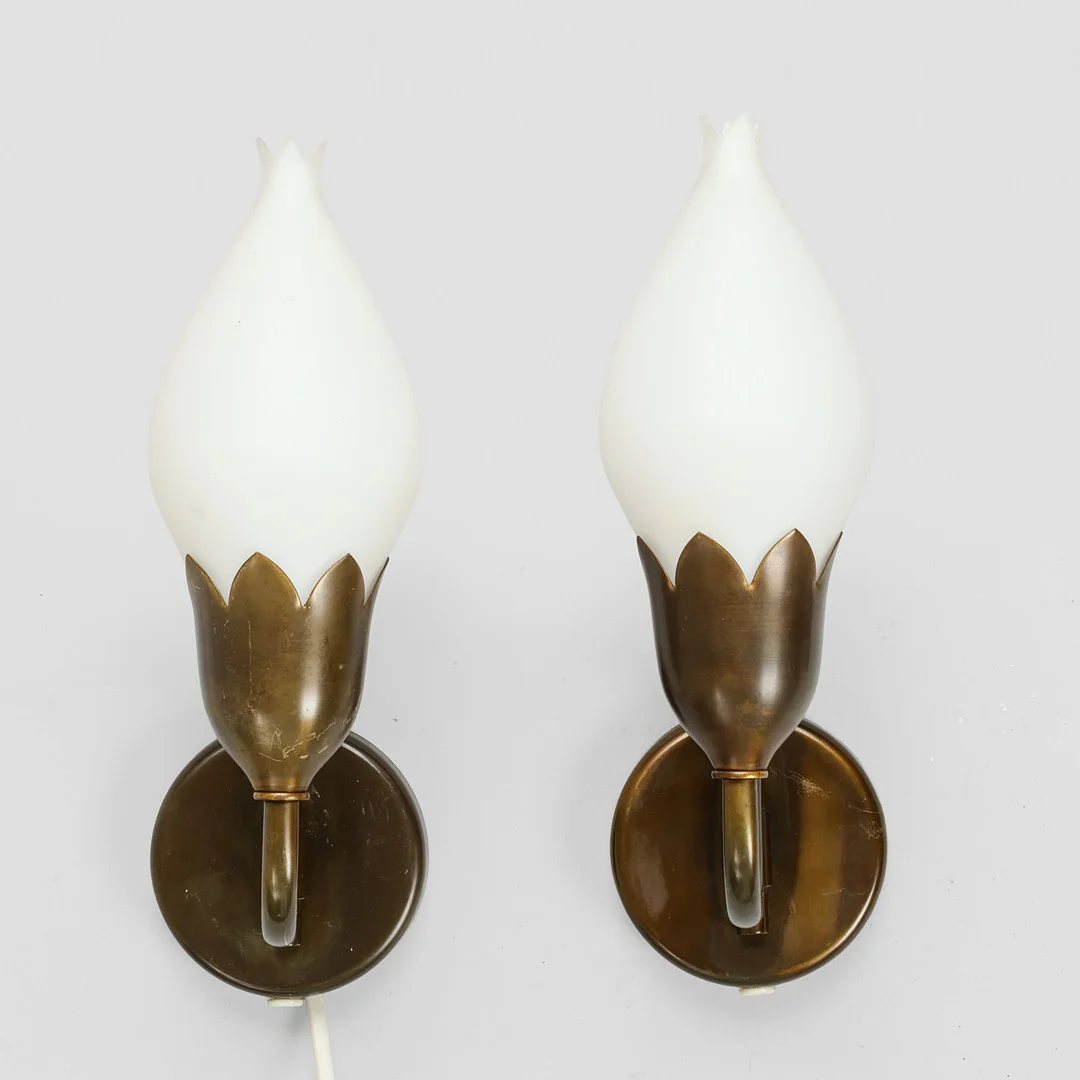 FOG & MØRUP: Et par "Tulipan" væglamper af messing og opalglas, Danmark, 50'erne, (2). — Wall Lights — Palsgaard Kunstauktioner