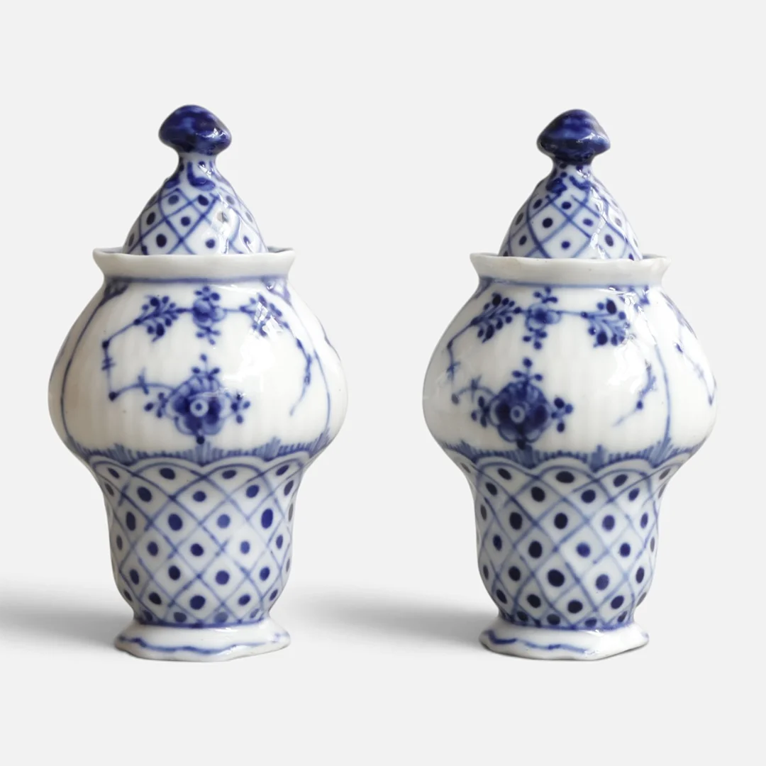 ROYAL COPENHAGEN. “Musselmalet Riflet”. To dele til plat de ménage af porcelæn, dekoreret i underglasur blå. Royal Copenhagen, dessinnr. '62' (2). — European — Woxholt Auktionshus