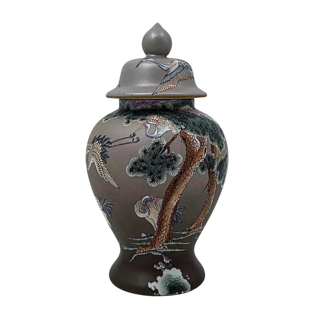 CHINESISCHE PORZELLAN-DECKELVASE MIT STILISIERTEN KIEFERNZWEIGEN UND KRANICHEN. — Ceramics & Porcelain — Auktionshaus Stuber's Hammerschlag