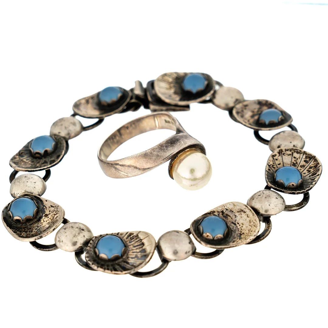 ARMBAND OCH RING, silver, med ljusblå stenar. — Jewellery — Norrlands Auktionsverk