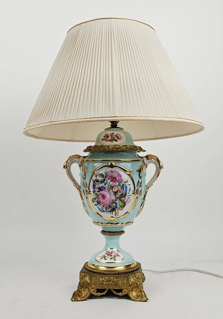 BORDSLAMPA, porslin, troligen Frankrike, 1800-tal. — Table Lamps — Auktionshuset Thörner & Ek