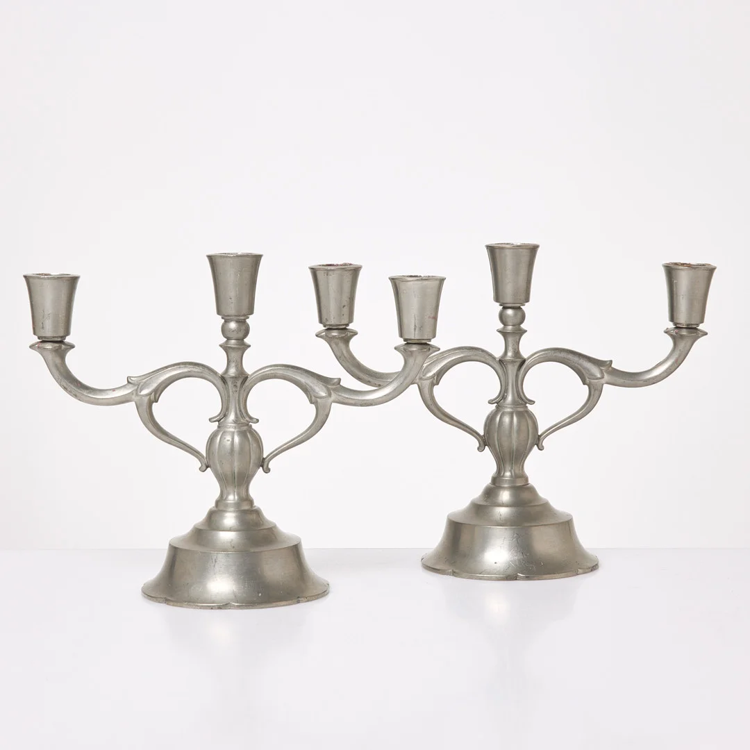 JUST ANDERSEN. Kandelabrar, ett par, tenn, GAB, 1931. — Candlesticks — Stockholms Auktionsverk Sickla