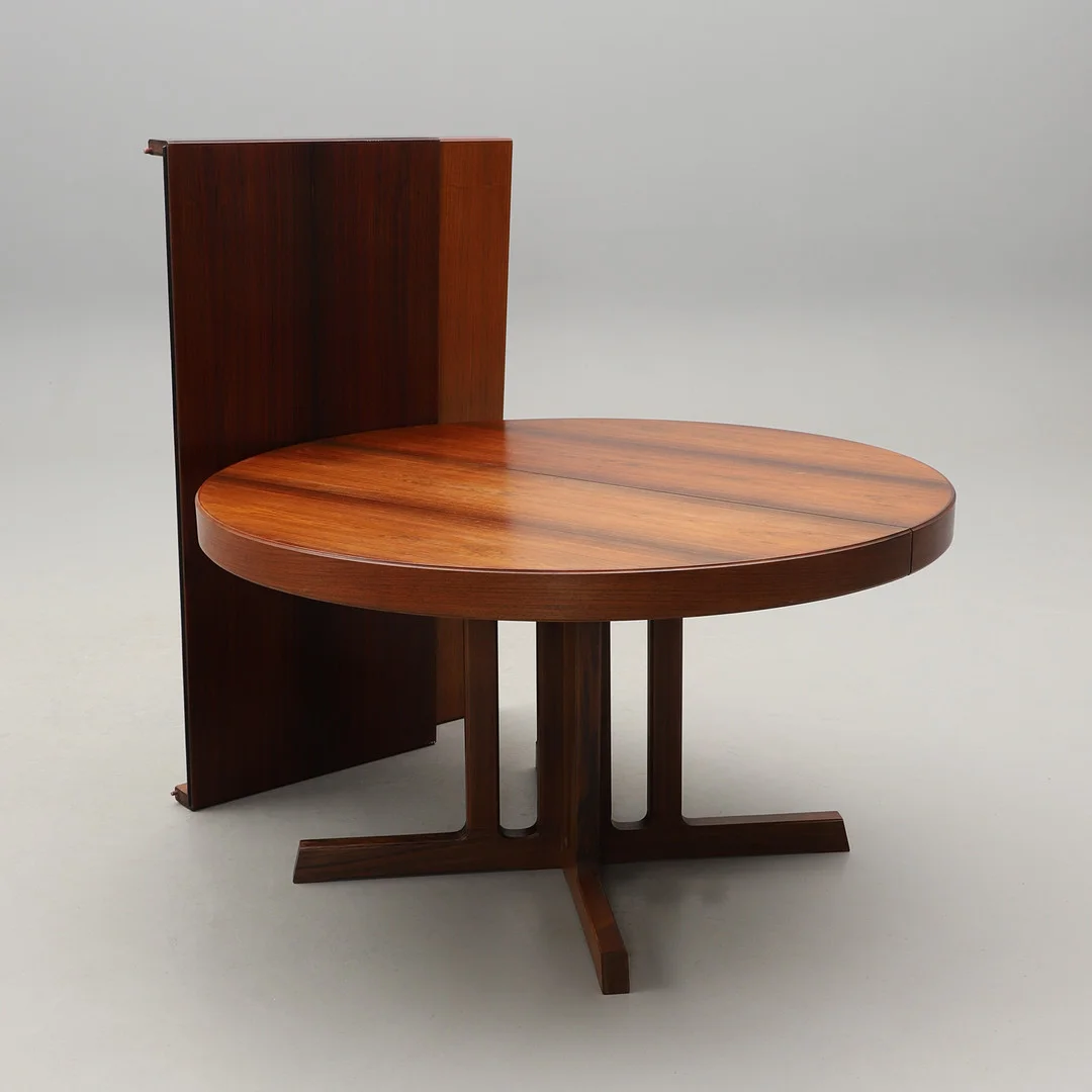 JOHANNES ANDERSEN. Matbord med två iläggsskivor, jakaranda, Danmark, 1960/70-tal. — Tables — Crafoord Auktioner Malmö