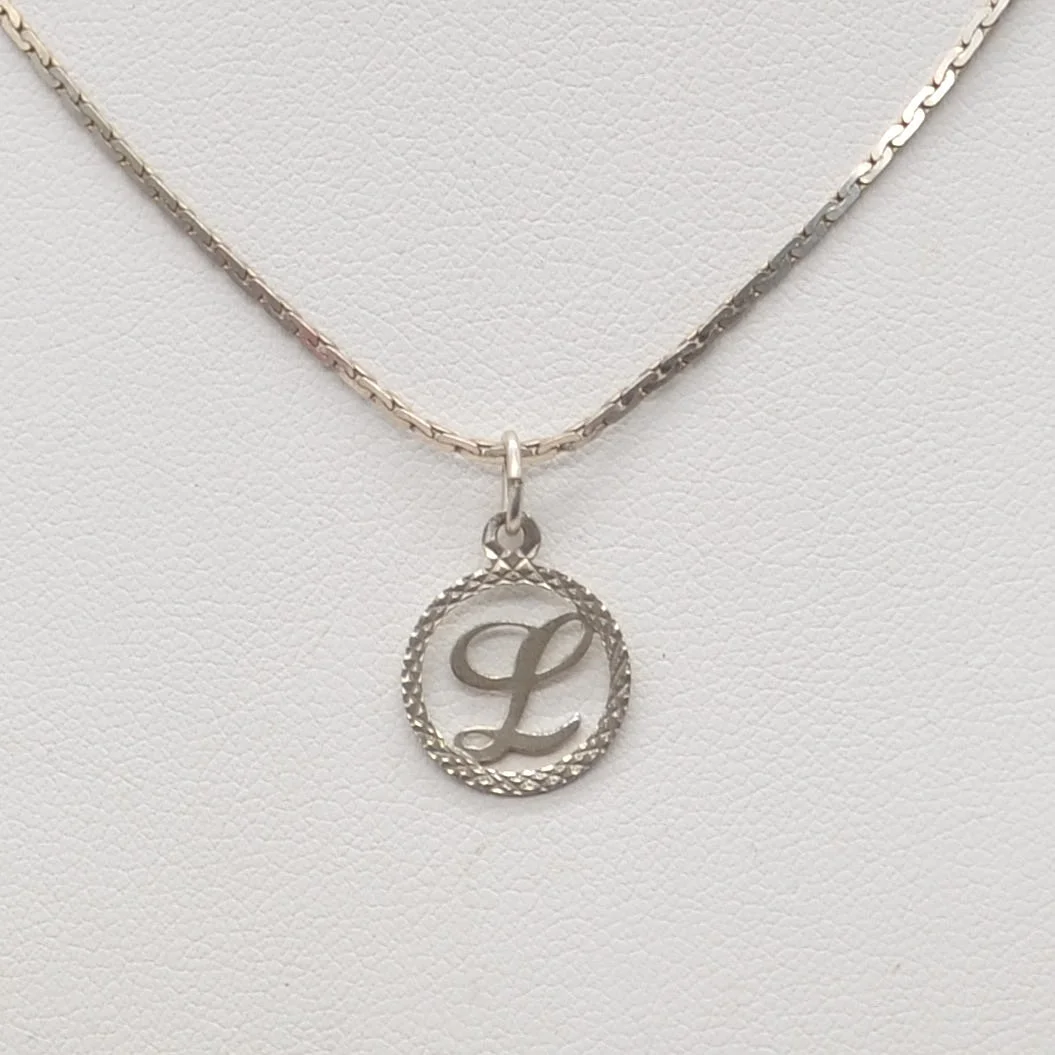 COLLIER MIT DEM BUCHSTABEN "L", ANHÄNGER UND ANKERKETTE AUS STERLINGSILBER, ITALIEN, UM 2000ER. — Necklace — Kunst- und Auktionshaus Kleinhenz