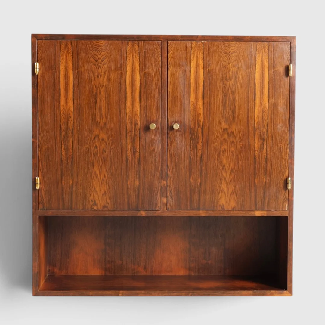 Væghængt skab af palisander, greb og detaljer af messing. Danmark, 1960'erne. — Cupboards, Cabinets & Shelves — Woxholt Auktionshus