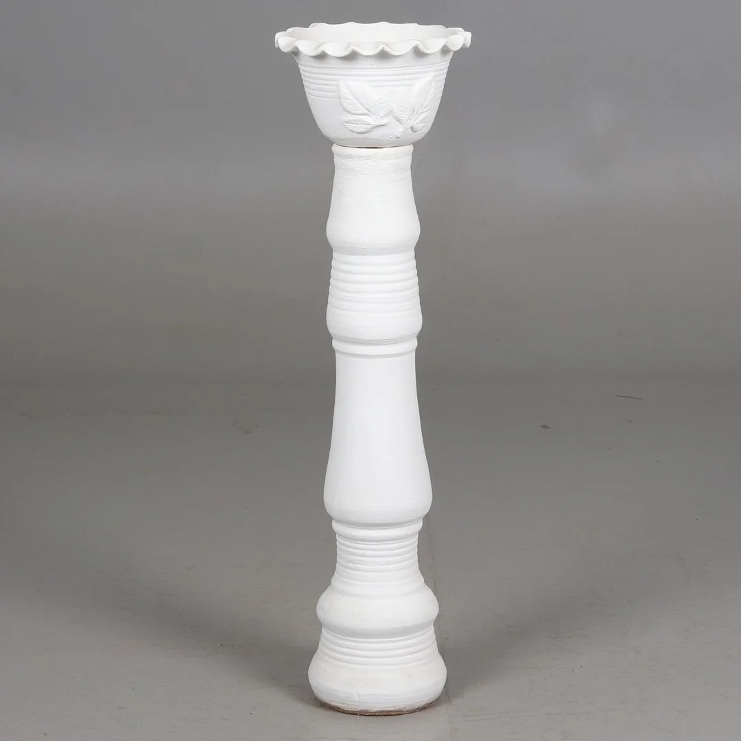 PIEDESTAL med YTTERFODER. Vitmålad terrakotta, 1900-tal. — European — Örebro Stadsauktioner
