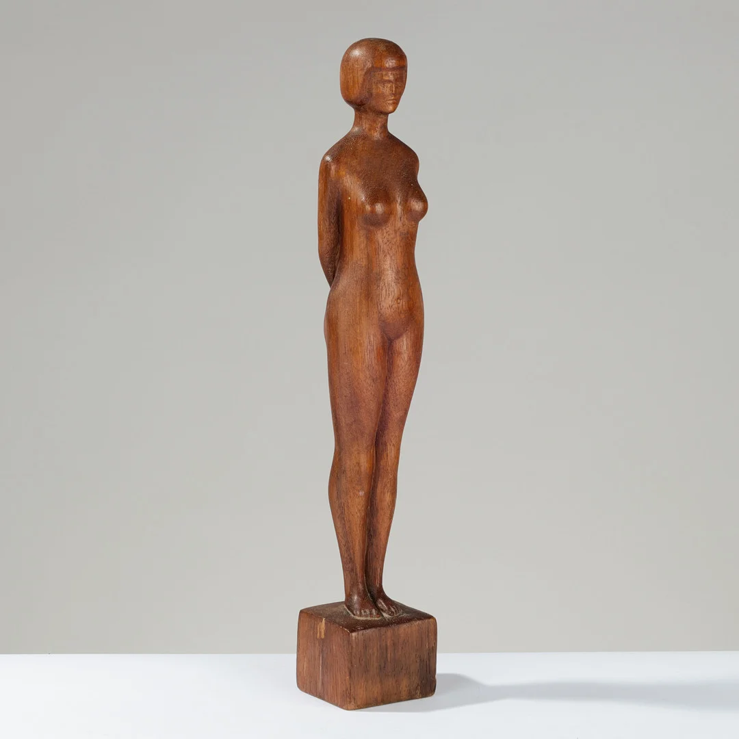 Høj, slank skulptur udskåret af massivt teaktræ forestillende nøgen kvinde, ukendt men antageligt dansk billedhugger, 1950/60'erne. — Sculptures & Bronzes — Palsgaard Kunstauktioner