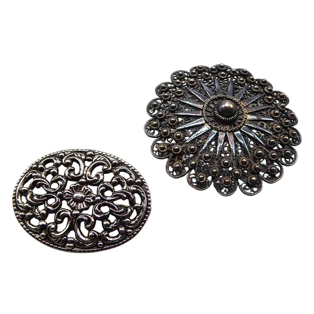 BROSCHENSET AUS METALL. — Brooches & Pendants — Auktionshaus Stuber's Hammerschlag