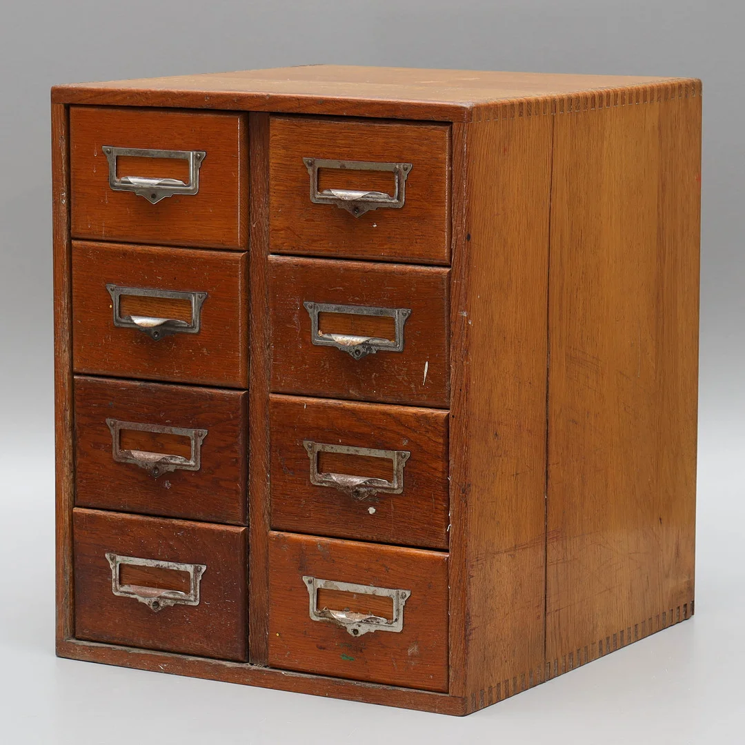 KARTOTEK/LÅDHURTS, lackad ek, 1900-talets första hälft. — Cupboards, Cabinets & Shelves — Auktionsmagasinet Vänersborg