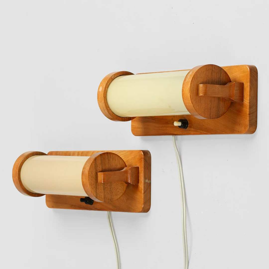 FUNKIS: Et par væglamper af massivt elmetræ med cylindriske skærme af champagnefarvet glas, europæisk lampeproducent, 1940/50'erne, (2). — Wall Lights — Palsgaard Kunstauktioner