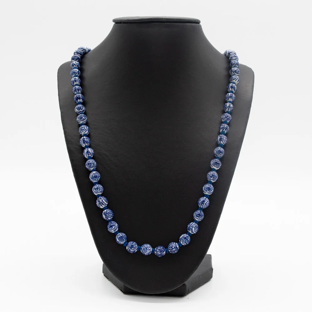 VINTAGE COLLIER AUS BLAU-WEISSEN PORZELLANPERLEN, HANDBEMALT, EINZELN GEKNÜPFT. — Other — Kunst- und Auktionshaus Kleinhenz
