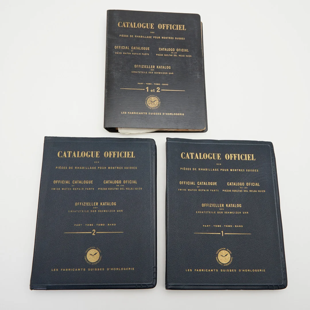 Drei Bände, 'Offizieller Katalog der Originalersatzteile für die Reparatur der Schweizer Uhr', viersprachig, hrsg. von Les Fabricants Suisses d'Horlogerie, 1949 / 1955, Schweiz. (3). — Books — Stockholms Auktionsverk Köln