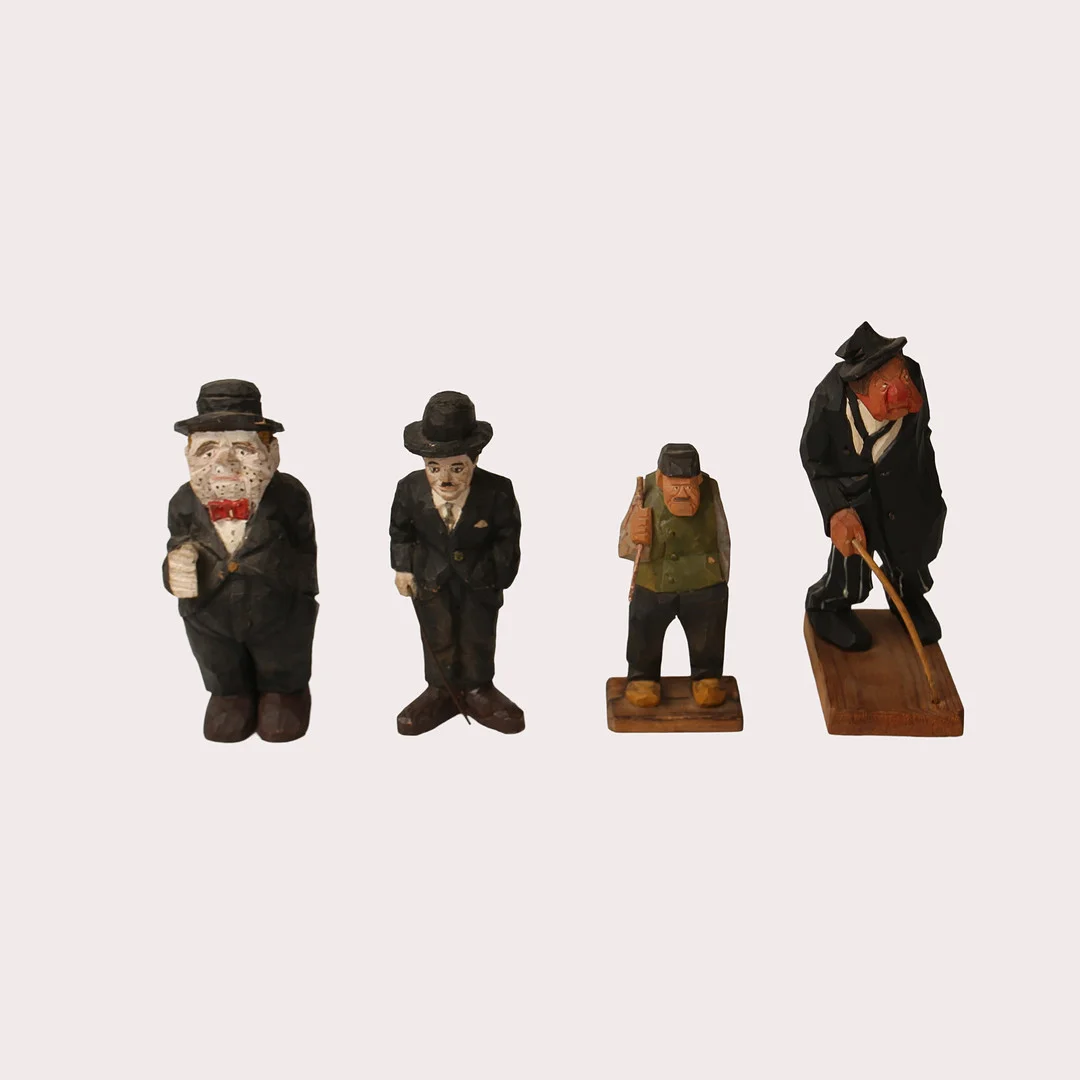 TRÄFIGURER 4 st., mansgestalter, bemålade, en är påfallande lik Charlie Chaplin. Bonde signerad Nils Gunnarsson, och Daterad 1946. — Other — Limhamns Auktionsbyrå