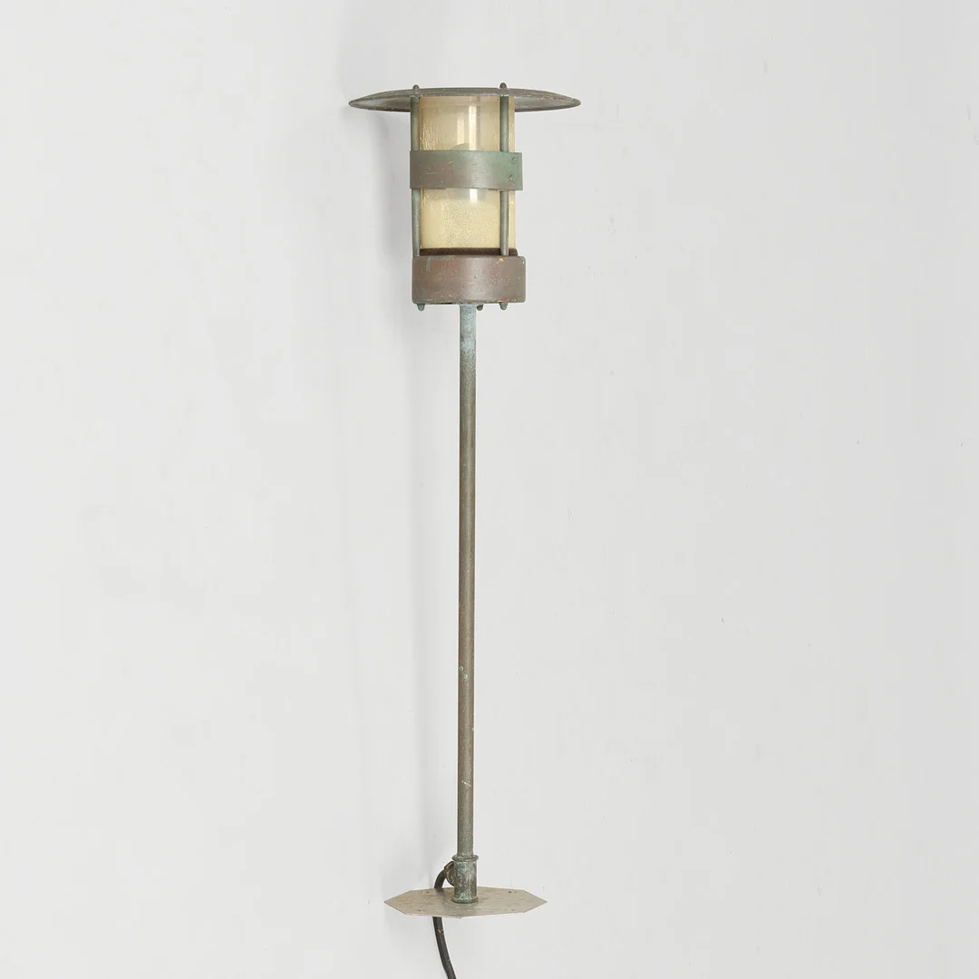 Udendørslampe - bedlampe- havelampe, af patineret metal. Danmark. — Other lighting — Palsgaard Kunstauktioner