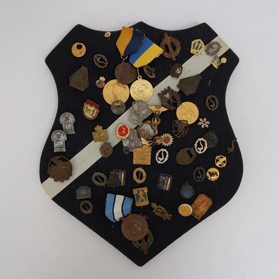 MEDALJSKÖLD, delvis 1900-talets första hälft. — Orders & Medals — Falun Auktionsbyrå