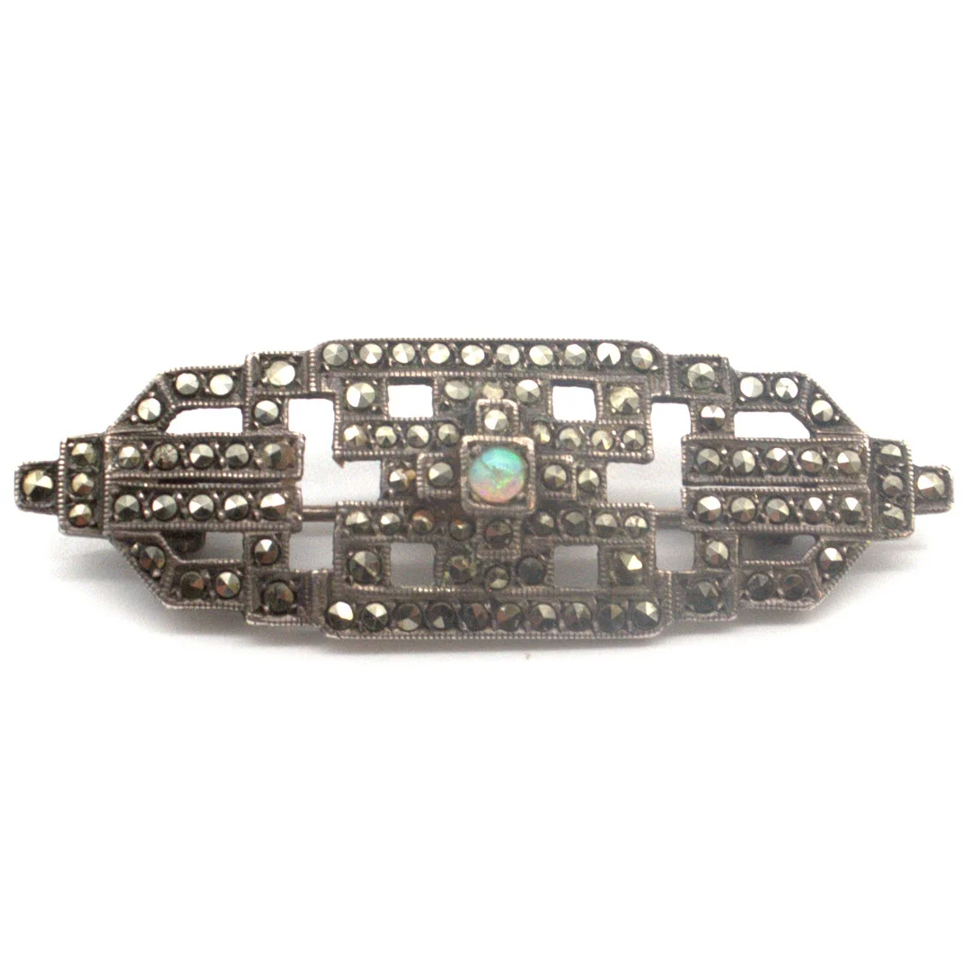 ANTIKE SILBER BROSCHE MIT EINEM OPAL SOWIE MARKASITEN, CHINA UM 1920. — Brooches & Pendants — Kunst- und Auktionshaus Kleinhenz