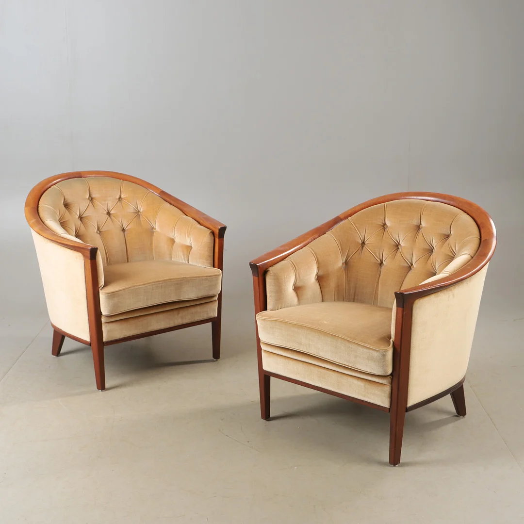 BERTIL FRIDHAGEN (1905-1993). FÅTÖLJER, 1 par, ”Aristokrat”, mahogny och plyschklädsel, Bröderna Andersson, 1900-talets andra hälft. — Armchairs & Chairs — Helsingborgs Auktionskammare