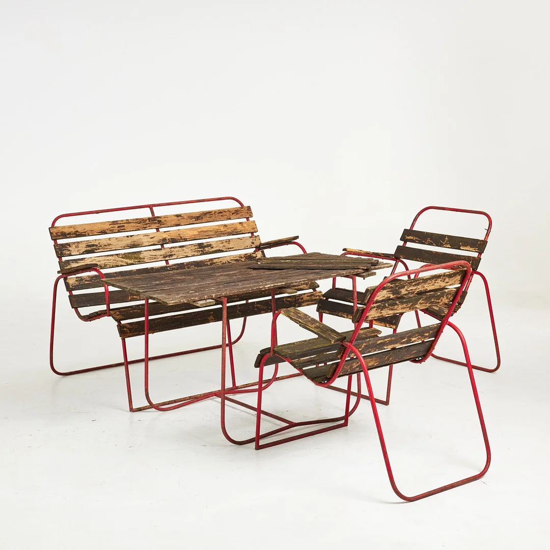TRÄDGÅRDSGRUPP. 4 dlr, soffa, bord samt två karmstolar, stomme i bemålat järn, 1950-tal. — Garden — Stockholms Auktionsverk Sickla