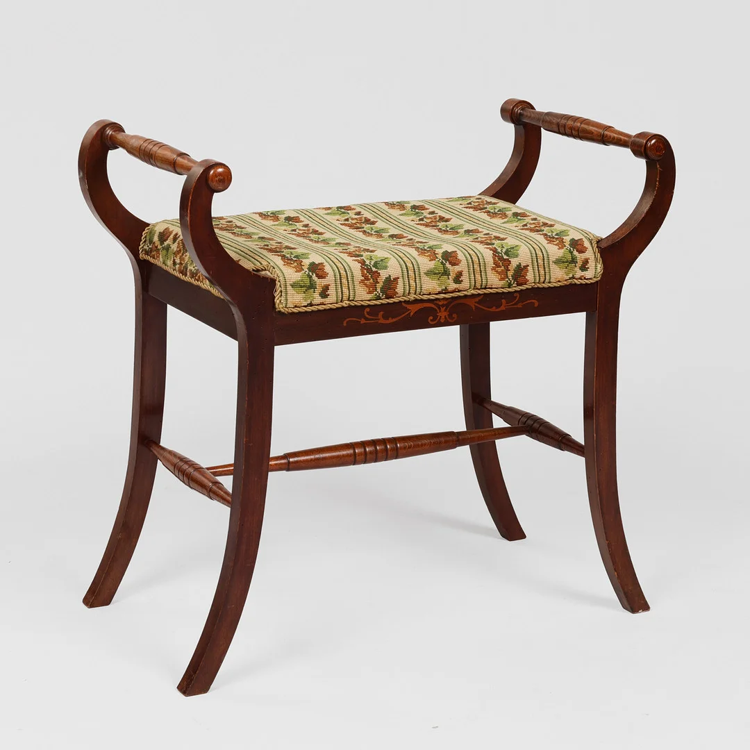 Taburet/klaverbænk af bejdset bøg med broderet sæde og intarsia, 1900-tallets første halvdel. — Armchairs & Chairs — Palsgaard Kunstauktioner