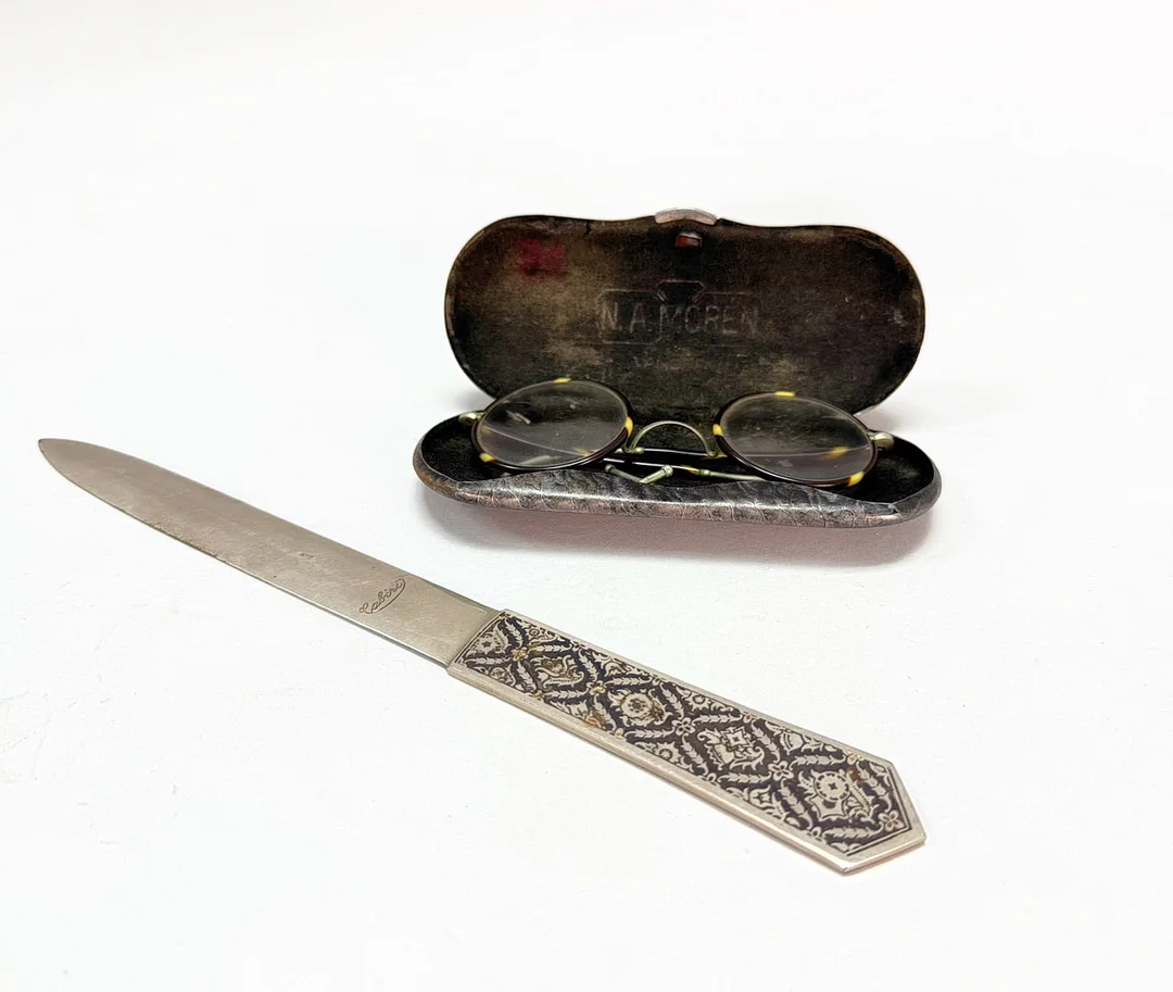 BREVÖPPNARE ”Cabiri”- LÄSGLASÖGON med fodral, 1900 talets första hälft. — Other collectables — TOKA Auktionshus